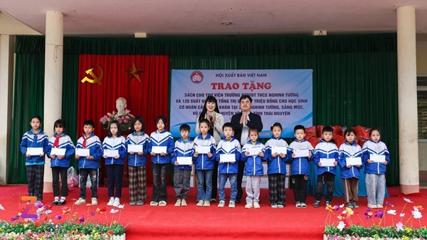 Hội Xuất bản trao quà 'Xuân yêu thương' tới học sinh khó khăn